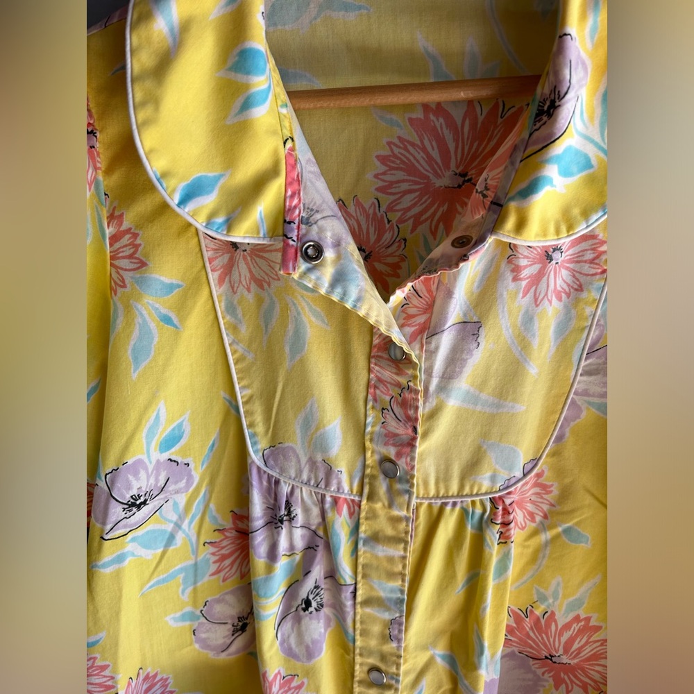 Vintage house dress, size small, yellow florals - Picture 4 of 9
